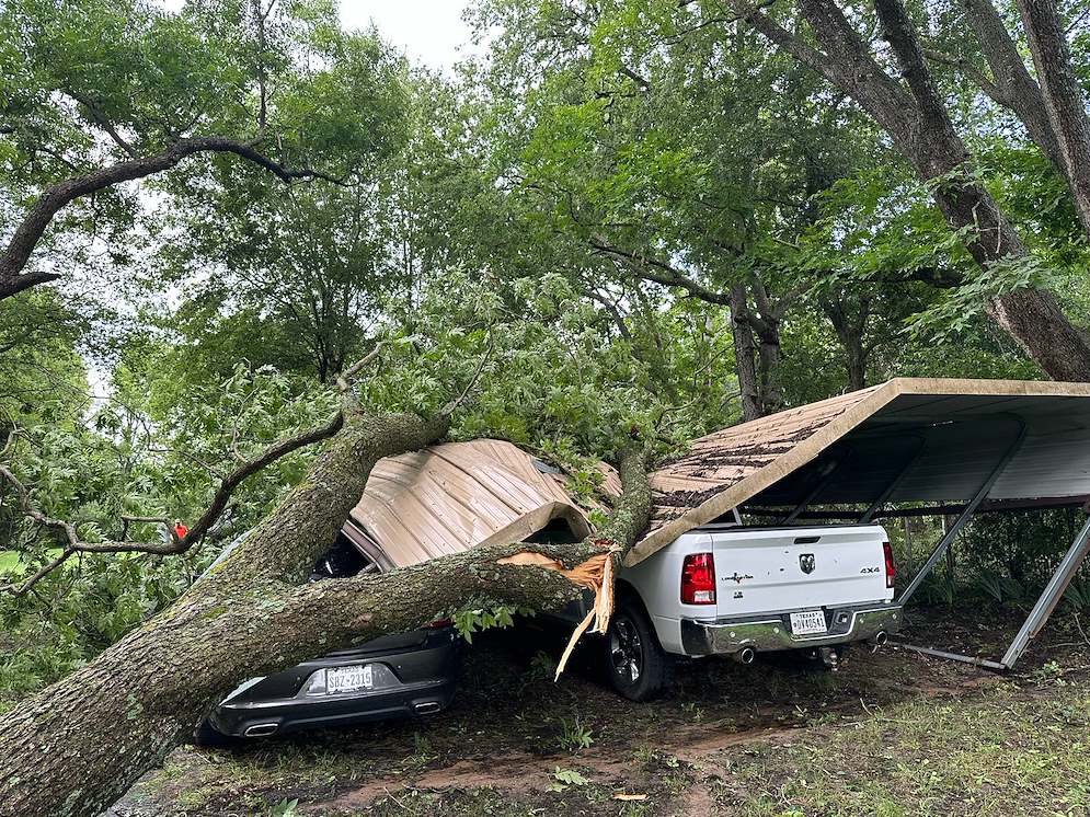 Emergency storm clean-up crew